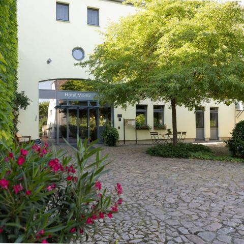 2022-07--Hof-Eingang-Hotel-Moritz_2.jpg