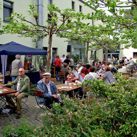 Regionalmarkt-Biergarten-Innenhof-2.jpg