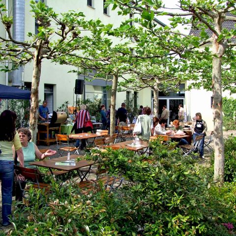 Regionalmarkt-Biergarten-Innenhof.jpg