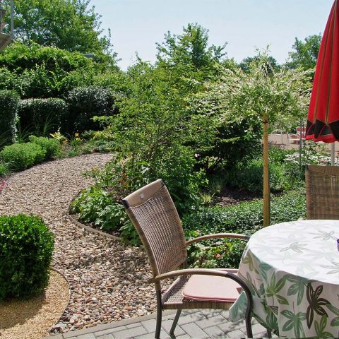 Terrasse-mit-Blick-hin-zum-Garten.jpg