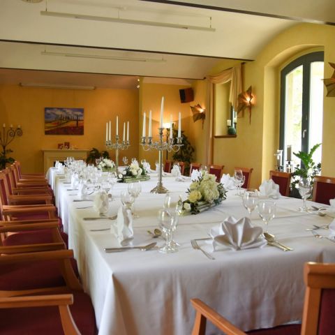 grosser-veranstaltungsraum-eingedeckt-blick-in-den-raum.jpg