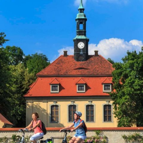 Radfahren-im-Elbtal-Schloss-Tiefenau.jpg