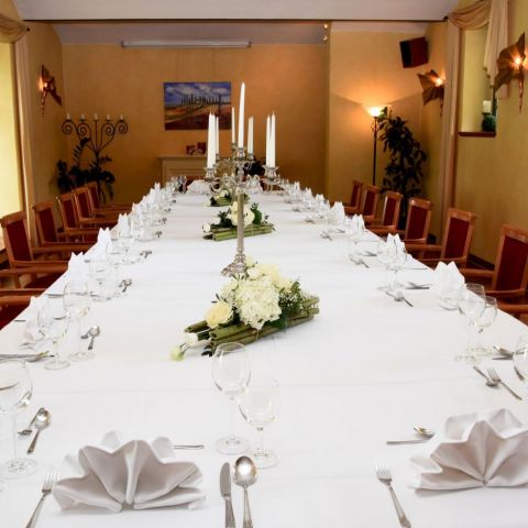 grosser-veranstaltungsraum-eingedeckt-blocktafel.jpg
