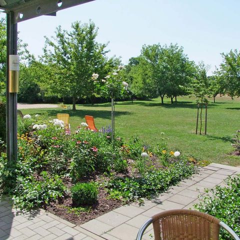 Terrasse-mit-Blick-hin-zur-Elbe.jpg