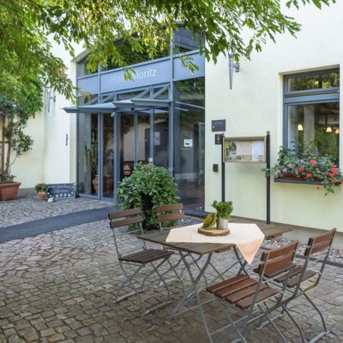 2022-07--Biergarten-Innenhof-Hotel-Moritz_1.jpg